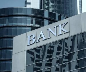 Aktier erbjuder potential för långsiktig tillväxt och utdelning genom att investera i företag som skapar värde över tid, men de medför också betydande risker på grund av marknadsvolatilitet, konjunkturcykler och företagsspecifika händelser. Nyckeln är att investera med en tydlig strategi, lämplig diversifiering och endast med kapital som inte äventyrar din finansiella stabilitet.