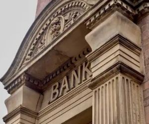 Investeringar låter dig öka din förmögenhet över tid genom att investera dina pengar i tillgångar som aktier, obligationer, fonder, fastigheter med mera, men de innebär alltid risker, inklusive marknadsvolatilitet, potentiell kapitalförlust och inflation som urholkar avkastningen. Nyckeln är att investera med en tydlig strategi, korrekt diversifiering och endast med kapital som inte äventyrar din ekonomiska stabilitet.