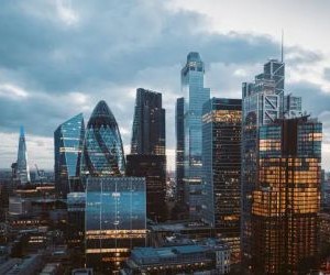 Aktier erbjuder potential för långsiktig tillväxt och utdelning genom att investera i företag som skapar värde över tid, men de medför också betydande risker på grund av marknadsvolatilitet, konjunkturcykler och företagsspecifika händelser. Nyckeln är att investera med en tydlig strategi, lämplig diversifiering och endast med kapital som inte äventyrar din finansiella stabilitet.