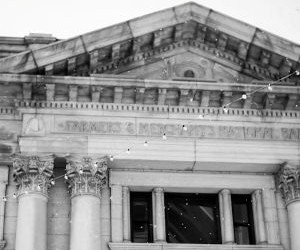 Aktier erbjuder potential för långsiktig tillväxt och utdelning genom att investera i företag som skapar värde över tid, men de medför också betydande risker på grund av marknadsvolatilitet, konjunkturcykler och företagsspecifika händelser. Nyckeln är att investera med en tydlig strategi, lämplig diversifiering och endast med kapital som inte äventyrar din finansiella stabilitet.