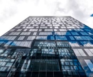 Aktier erbjuder potential för långsiktig tillväxt och utdelning genom att investera i företag som skapar värde över tid, men de medför också betydande risker på grund av marknadsvolatilitet, konjunkturcykler och företagsspecifika händelser. Nyckeln är att investera med en tydlig strategi, lämplig diversifiering och endast med kapital som inte äventyrar din finansiella stabilitet.