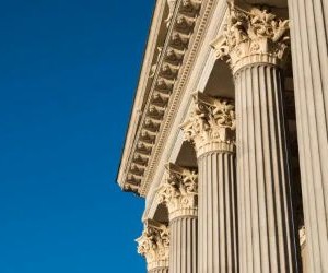 Aktier erbjuder potential för långsiktig tillväxt och utdelning genom att investera i företag som skapar värde över tid, men de medför också betydande risker på grund av marknadsvolatilitet, konjunkturcykler och företagsspecifika händelser. Nyckeln är att investera med en tydlig strategi, lämplig diversifiering och endast med kapital som inte äventyrar din finansiella stabilitet.