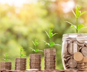 Aktier erbjuder potential för långsiktig tillväxt och utdelning genom att investera i företag som skapar värde över tid, men de medför också betydande risker på grund av marknadsvolatilitet, konjunkturcykler och företagsspecifika händelser. Nyckeln är att investera med en tydlig strategi, lämplig diversifiering och endast med kapital som inte äventyrar din finansiella stabilitet.