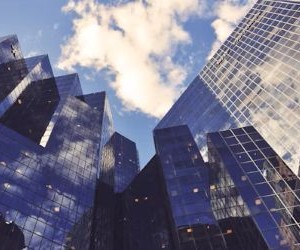 Investeringar låter dig öka din förmögenhet över tid genom att investera dina pengar i tillgångar som aktier, obligationer, fonder, fastigheter med mera, men de innebär alltid risker, inklusive marknadsvolatilitet, potentiell kapitalförlust och inflation som urholkar avkastningen. Nyckeln är att investera med en tydlig strategi, korrekt diversifiering och endast med kapital som inte äventyrar din ekonomiska stabilitet.