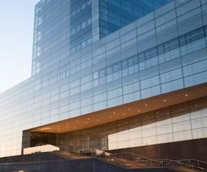 Investeringar låter dig öka din förmögenhet över tid genom att investera dina pengar i tillgångar som aktier, obligationer, fonder, fastigheter med mera, men de innebär alltid risker, inklusive marknadsvolatilitet, potentiell kapitalförlust och inflation som urholkar avkastningen. Nyckeln är att investera med en tydlig strategi, korrekt diversifiering och endast med kapital som inte äventyrar din ekonomiska stabilitet.