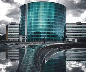 Investeringar låter dig öka din förmögenhet över tid genom att investera dina pengar i tillgångar som aktier, obligationer, fonder, fastigheter med mera, men de innebär alltid risker, inklusive marknadsvolatilitet, potentiell kapitalförlust och inflation som urholkar avkastningen. Nyckeln är att investera med en tydlig strategi, korrekt diversifiering och endast med kapital som inte äventyrar din ekonomiska stabilitet.