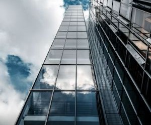 Investeringar låter dig öka din förmögenhet över tid genom att investera dina pengar i tillgångar som aktier, obligationer, fonder, fastigheter med mera, men de innebär alltid risker, inklusive marknadsvolatilitet, potentiell kapitalförlust och inflation som urholkar avkastningen. Nyckeln är att investera med en tydlig strategi, korrekt diversifiering och endast med kapital som inte äventyrar din ekonomiska stabilitet.