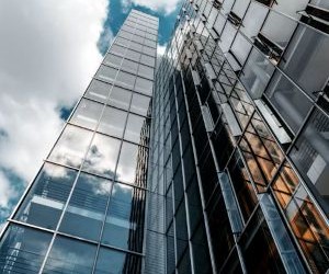 Aktier erbjuder potential för långsiktig tillväxt och utdelning genom att investera i företag som skapar värde över tid, men de medför också betydande risker på grund av marknadsvolatilitet, konjunkturcykler och företagsspecifika händelser. Nyckeln är att investera med en tydlig strategi, lämplig diversifiering och endast med kapital som inte äventyrar din finansiella stabilitet.