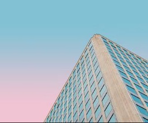 Aktier erbjuder potential för långsiktig tillväxt och utdelning genom att investera i företag som skapar värde över tid, men de medför också betydande risker på grund av marknadsvolatilitet, konjunkturcykler och företagsspecifika händelser. Nyckeln är att investera med en tydlig strategi, lämplig diversifiering och endast med kapital som inte äventyrar din finansiella stabilitet.