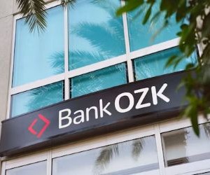 Kryptovalutor erbjuder hög avkastningspotential och större ekonomisk frihet genom decentralisering, och verkar på en marknad som är öppen dygnet runt. De är dock en högrisktillgång på grund av extrem volatilitet och brist på reglering. De största riskerna inkluderar snabba förluster och cybersäkerhetsmisslyckanden. Nyckeln till framgång är att endast investera med en tydlig strategi och med kapital som inte äventyrar din finansiella stabilitet.