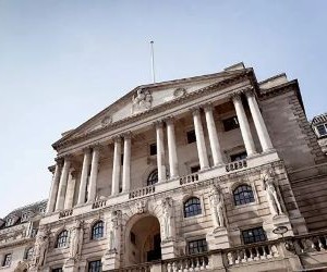 Aktier erbjuder potential för långsiktig tillväxt och utdelning genom att investera i företag som skapar värde över tid, men de medför också betydande risker på grund av marknadsvolatilitet, konjunkturcykler och företagsspecifika händelser. Nyckeln är att investera med en tydlig strategi, lämplig diversifiering och endast med kapital som inte äventyrar din finansiella stabilitet.