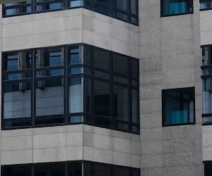 Aktier erbjuder potential för långsiktig tillväxt och utdelning genom att investera i företag som skapar värde över tid, men de medför också betydande risker på grund av marknadsvolatilitet, konjunkturcykler och företagsspecifika händelser. Nyckeln är att investera med en tydlig strategi, lämplig diversifiering och endast med kapital som inte äventyrar din finansiella stabilitet.