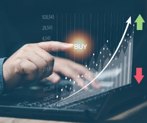 Aktier erbjuder potential för långsiktig tillväxt och utdelning genom att investera i företag som skapar värde över tid, men de medför också betydande risker på grund av marknadsvolatilitet, konjunkturcykler och företagsspecifika händelser. Nyckeln är att investera med en tydlig strategi, lämplig diversifiering och endast med kapital som inte äventyrar din finansiella stabilitet.