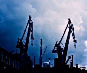 Olja kan bidra till portföljdiversifiering och fungera som skydd mot inflation, men är samtidigt en tillgång med hög risk på grund av volatilitet, geopolitiska spänningar och obalanser mellan utbud och efterfrågan.